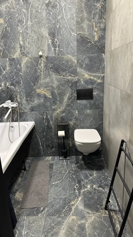 Двухуровневый лофт с 7-метровыми потолками и панорамными окнами