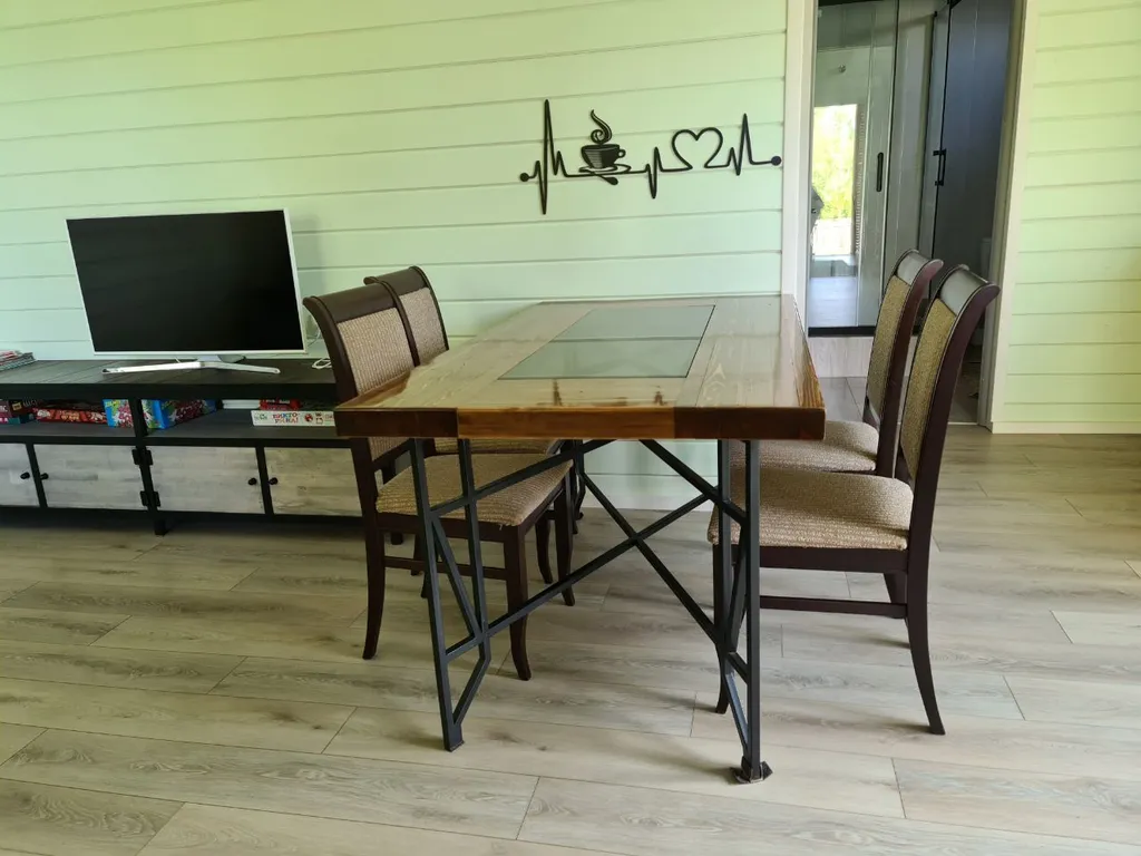 Уютный дом в лесу рядом с речкой