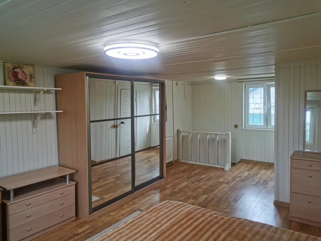 Дом с финской сауной внутри дома с большой беседкой и барбекю