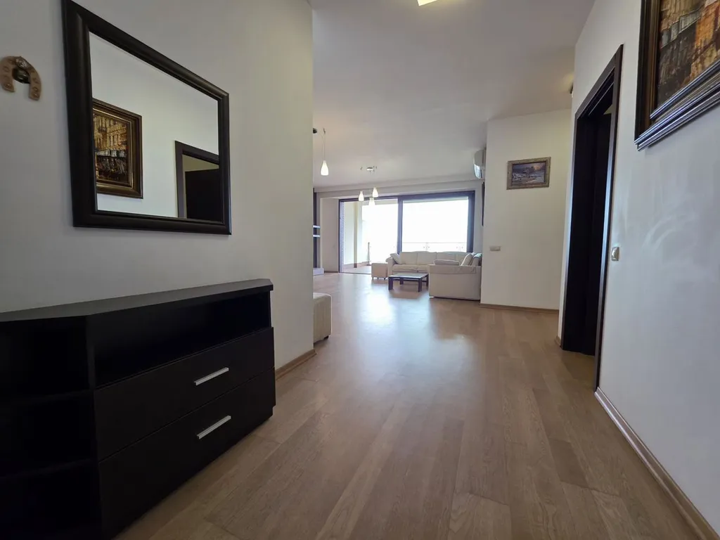 Просторная двухкомнатная квартира с видом на море