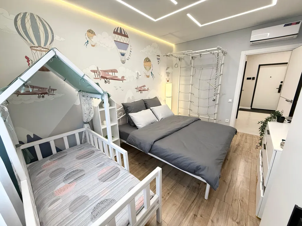 Квартира с большой кухней-гостиной, камином и панорамным видом