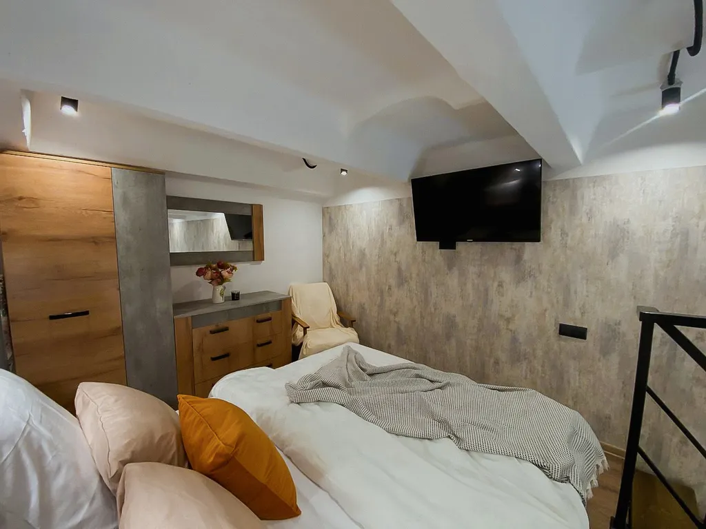 Двухуровневая студия с панорамными окнами