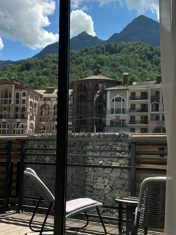 Апартаменты люкс с личной террасой и выходом к бассейну