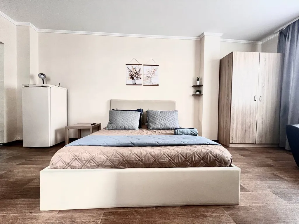 Квартира Уютная светлая студия, центр, ТЦ Вояж, парковка, кафе, аквапарк источник — Тюмень