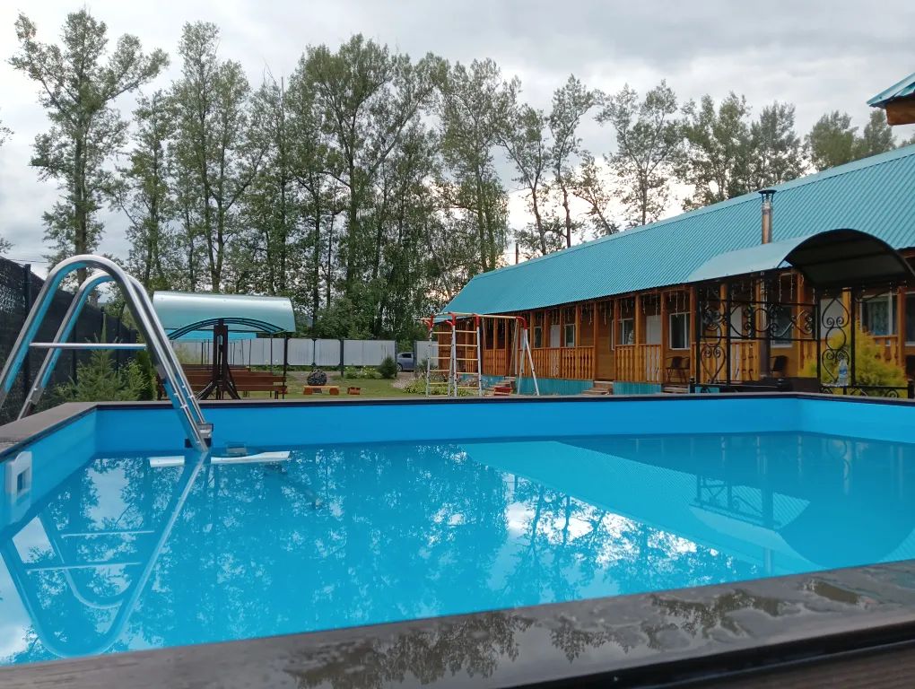 На Алтае на берегу реки Катунь