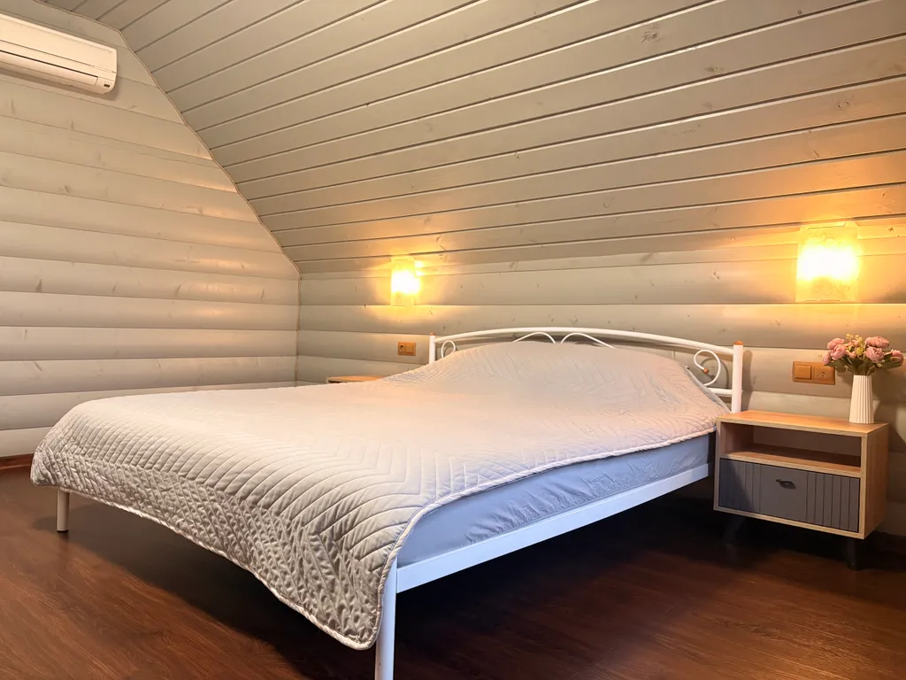 Дом с сауной и тёплым бассейном у пруда