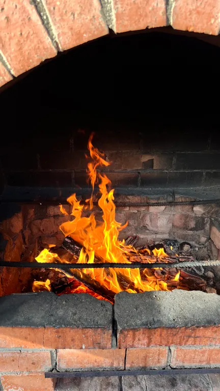 Уединённый хутор в лесу у реки с баней и камином