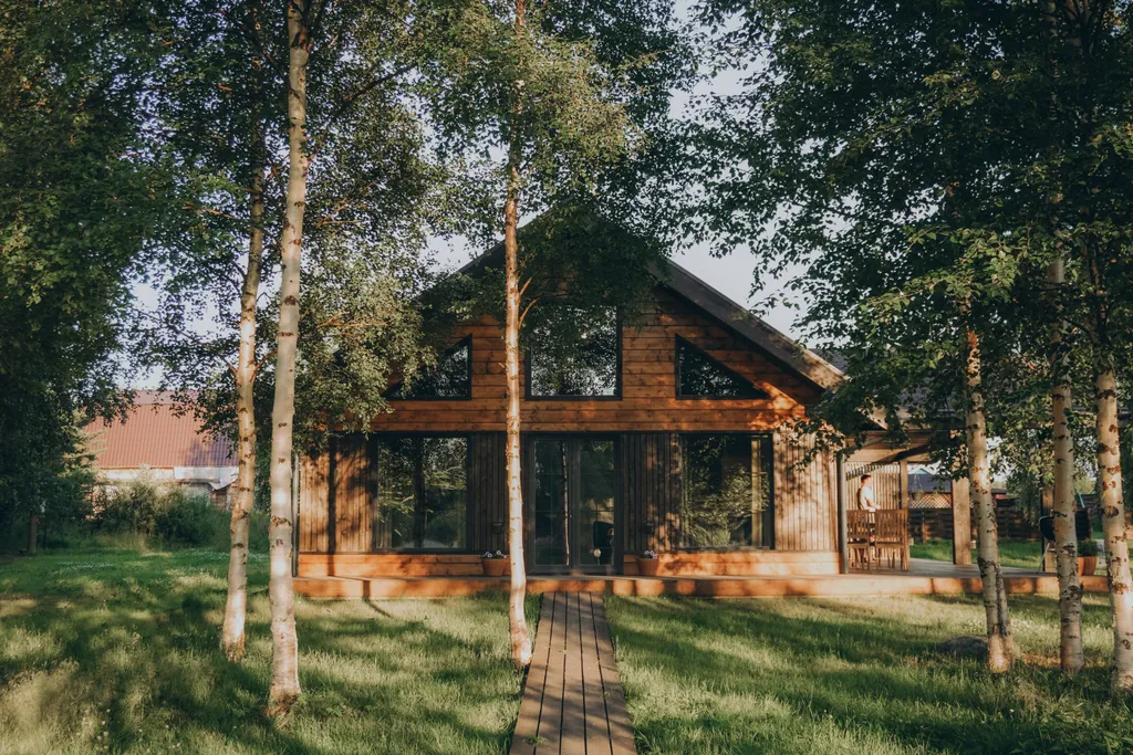 Дом на берегу реки