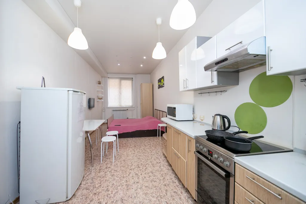 Большая студия с потолками 3 метра и Smart TV