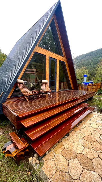 Живописный уголок в лесу вдали от городской суеты