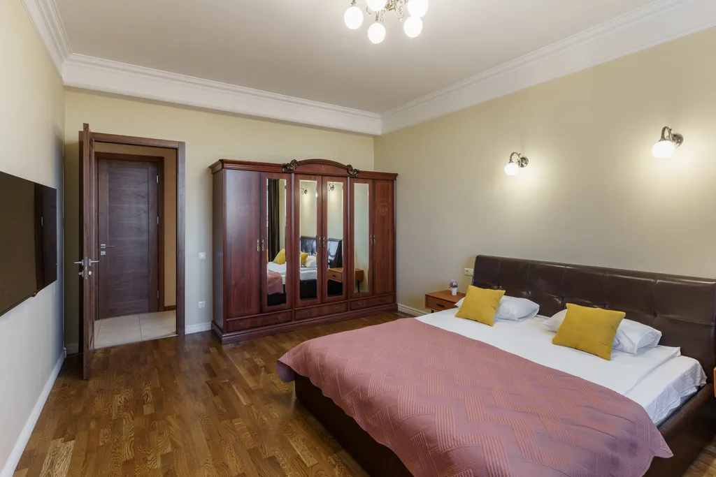 Трёхкомнатные апартаменты с сауной в центре