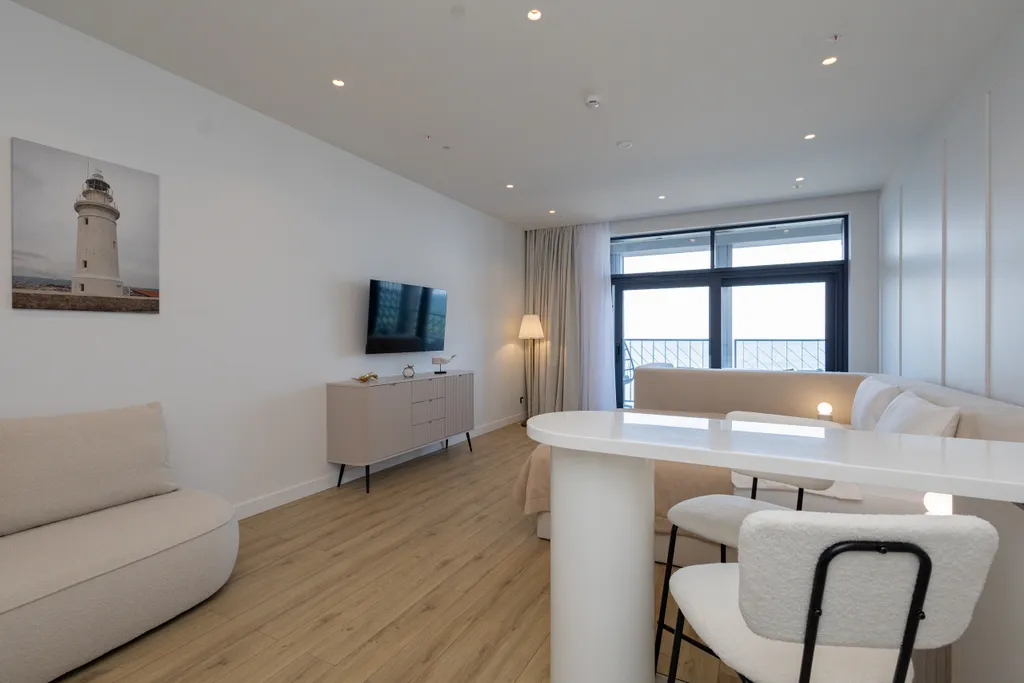 Молочный берег с панорамным видом на море