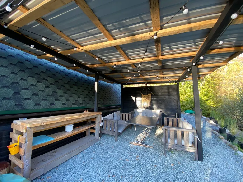 Дом-шалаш у озера