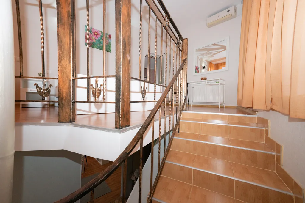 Стильная 2-х этажная квартира для большой семьи или дружной компании