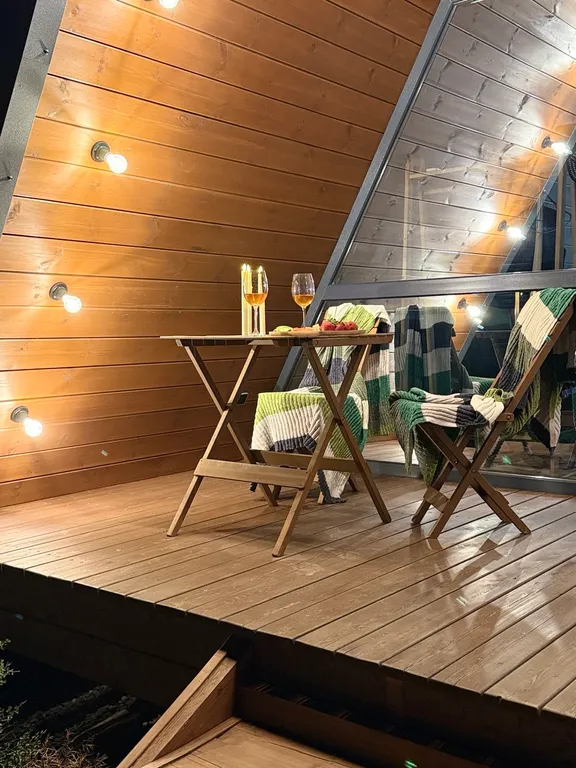 Деревянный дом шале на берегу озера и выходом на реку Кубань