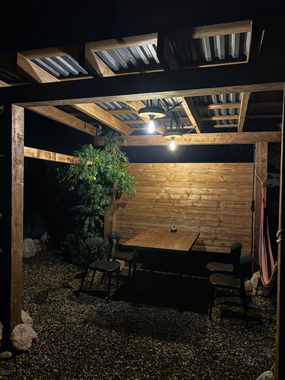 Дом афрейм с видом на горы и пруд