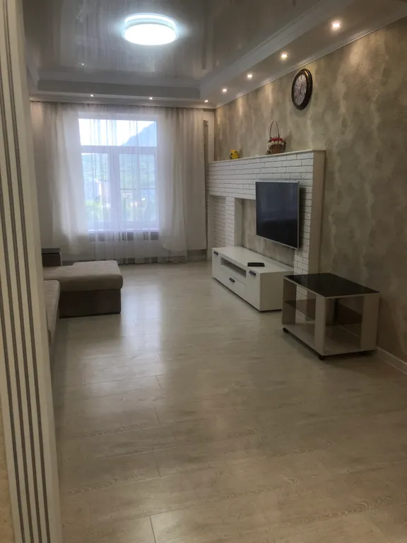 Просторная в центре, аэропорт 5 мин машиной, прекрасный вид на гору