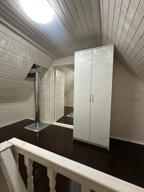 Уютный дом у леса и озера