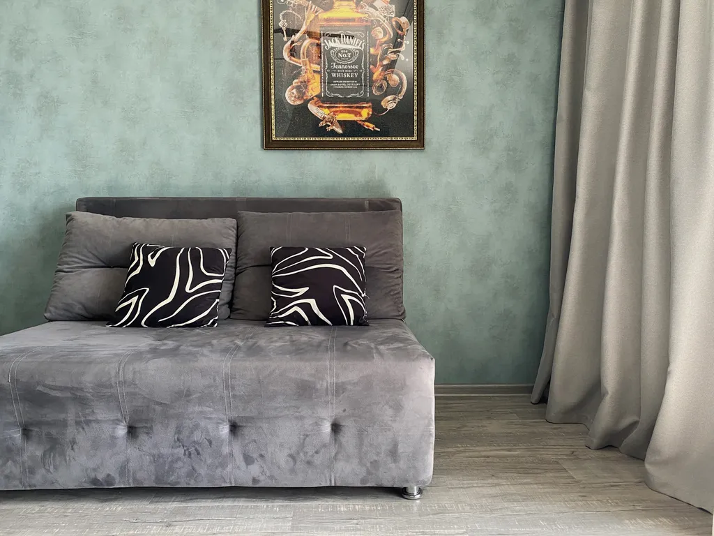 Crystal View — студия с панорамными окнами и закатом за стеклом