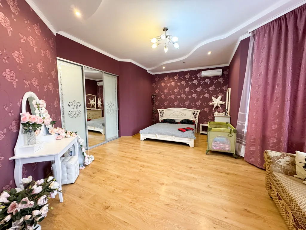 Дом с бассейном у парка Галицкого