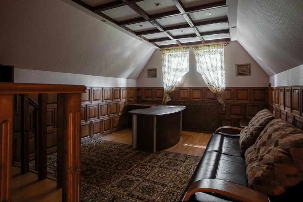 Загородный дом с бассейном, сауной и собственным лесом на участке