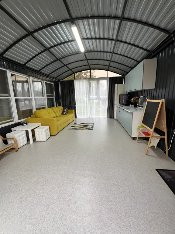 Дачный домик с большой террасой и бассейном