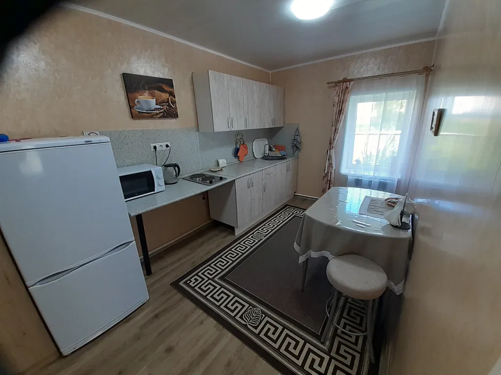 Уютный домик в деревне с верандой