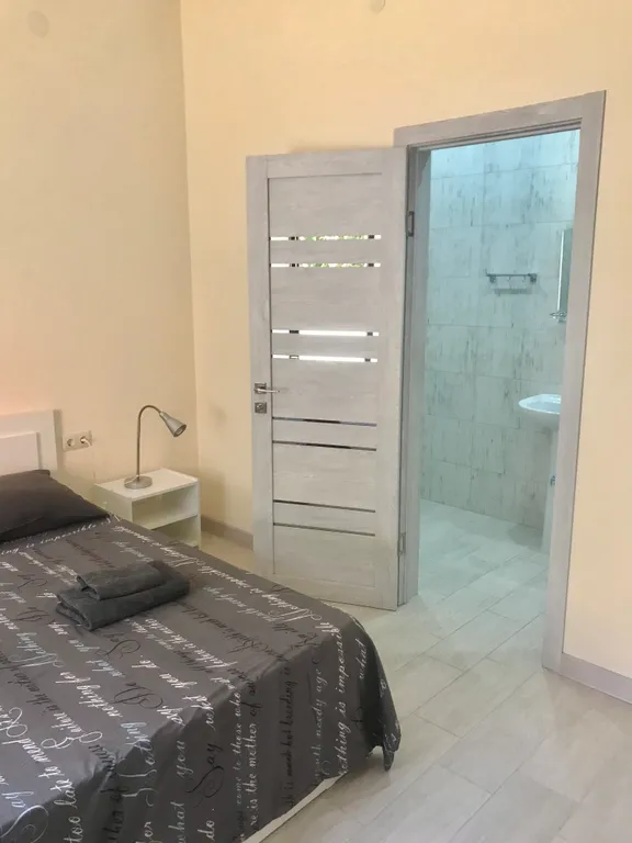 Двухместный номер в частном доме с бассейном, летней кухней