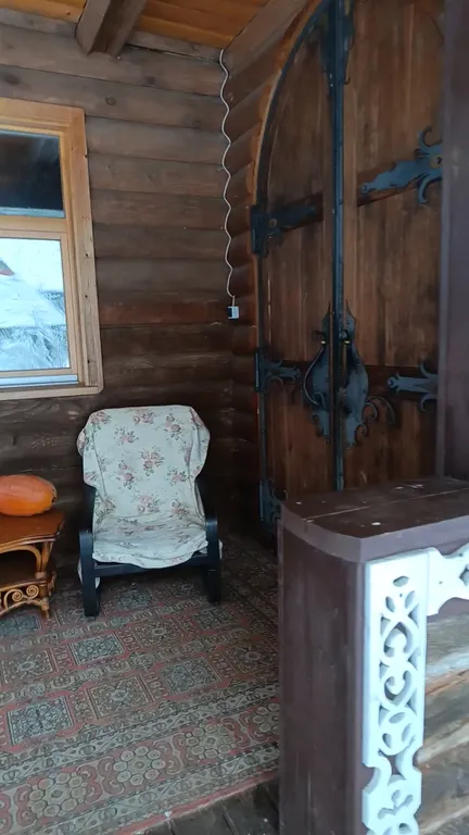 Изба (дом) из экологически чистого бревна под камышовой крышей в лесу