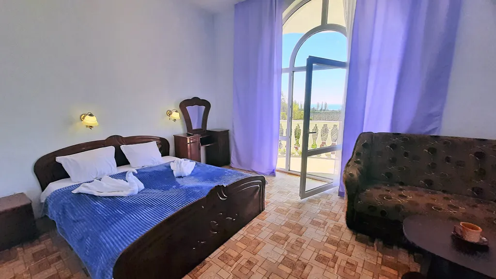 Квартира Однокомнатный номер с балконом - с трёхразовым питанием — аренда посуточно в Приветное