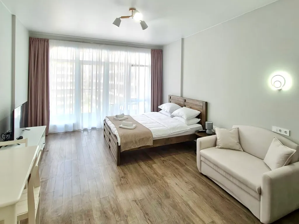 Просторный апартамент с видом на парк, море и бассейн