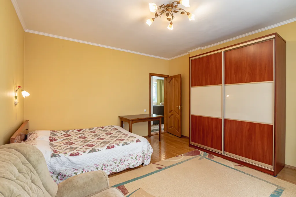 Уютные апартаменты в центре Ялты с видом на горы с 3-балконами