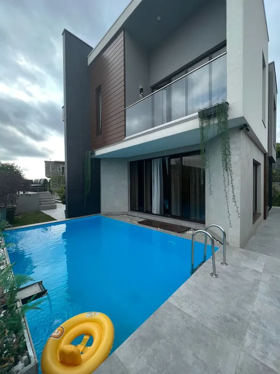 Дом- коттедж  с шикарным дизайнерским ремонтом