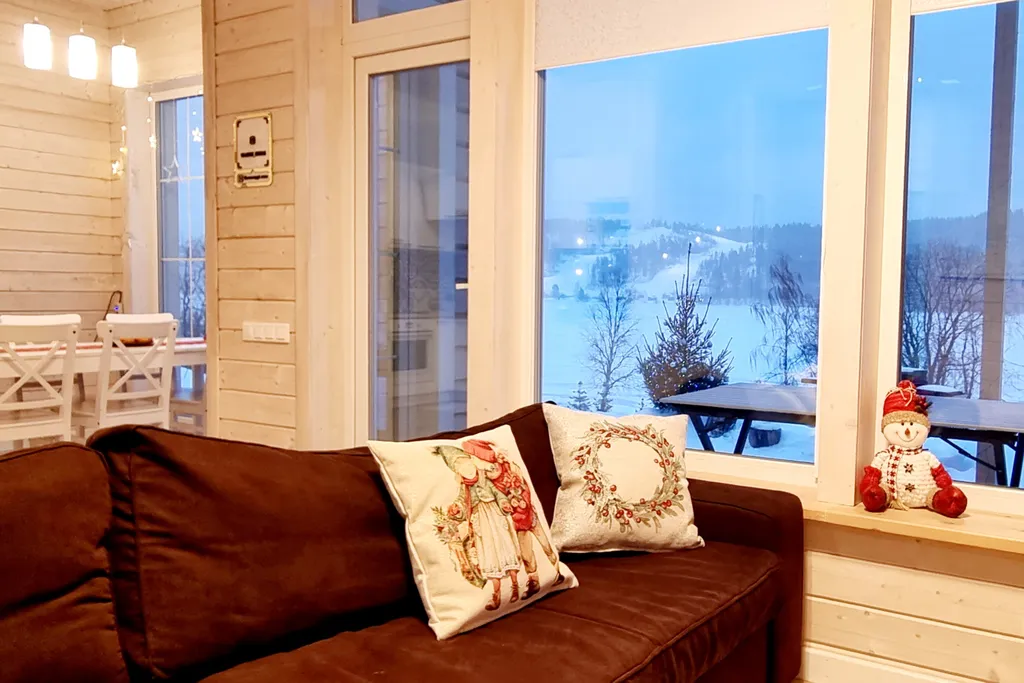 Коттедж Коттедж на берегу озера с видом на горнолыжный курорт и сауной внутри — Заозерный