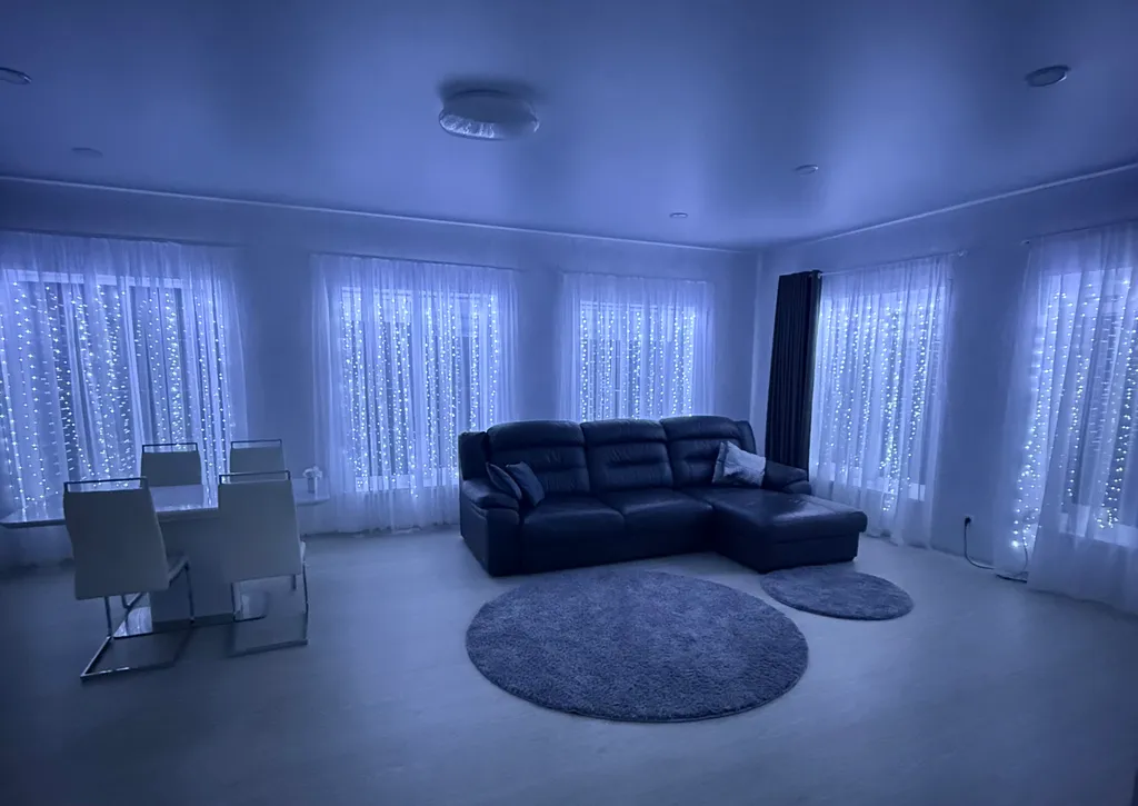 Дом на берегу реки с баней