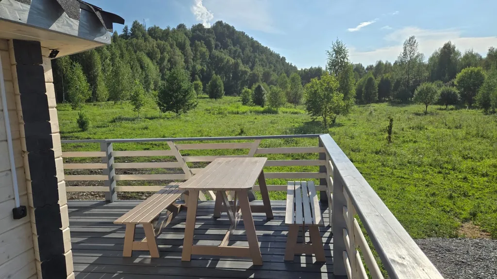 Дом в алтайском стиле (аил) у водопада