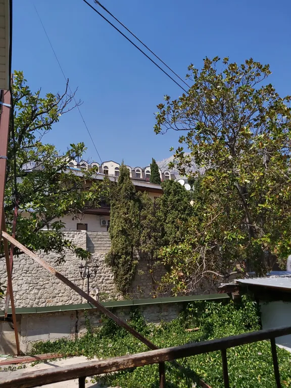 У Воронцовского дворца, до пляжа 5 минут пешком в тени алеями парка