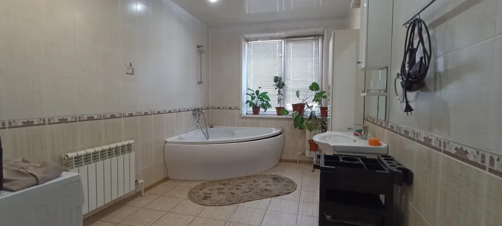 Дом с навесом и парковкой