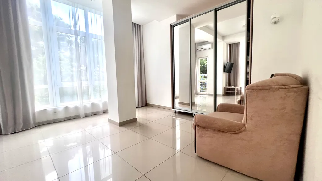 Большая трёхкомнатная квартира с видом на море и лес