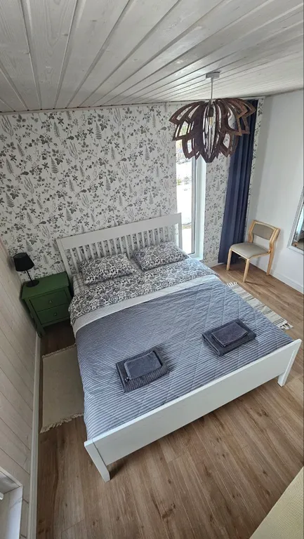 Дом на скале в окружении леса