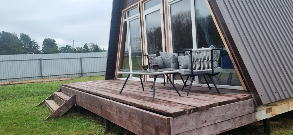 Дом-шалаш с видом на лес