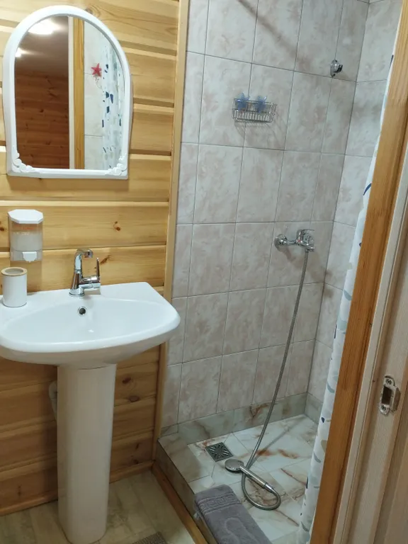 Комплекс с видом на реку в центре Чемала