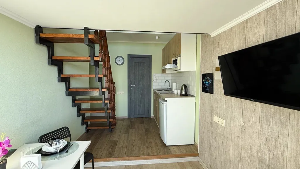 Стильная двухуровневая студия