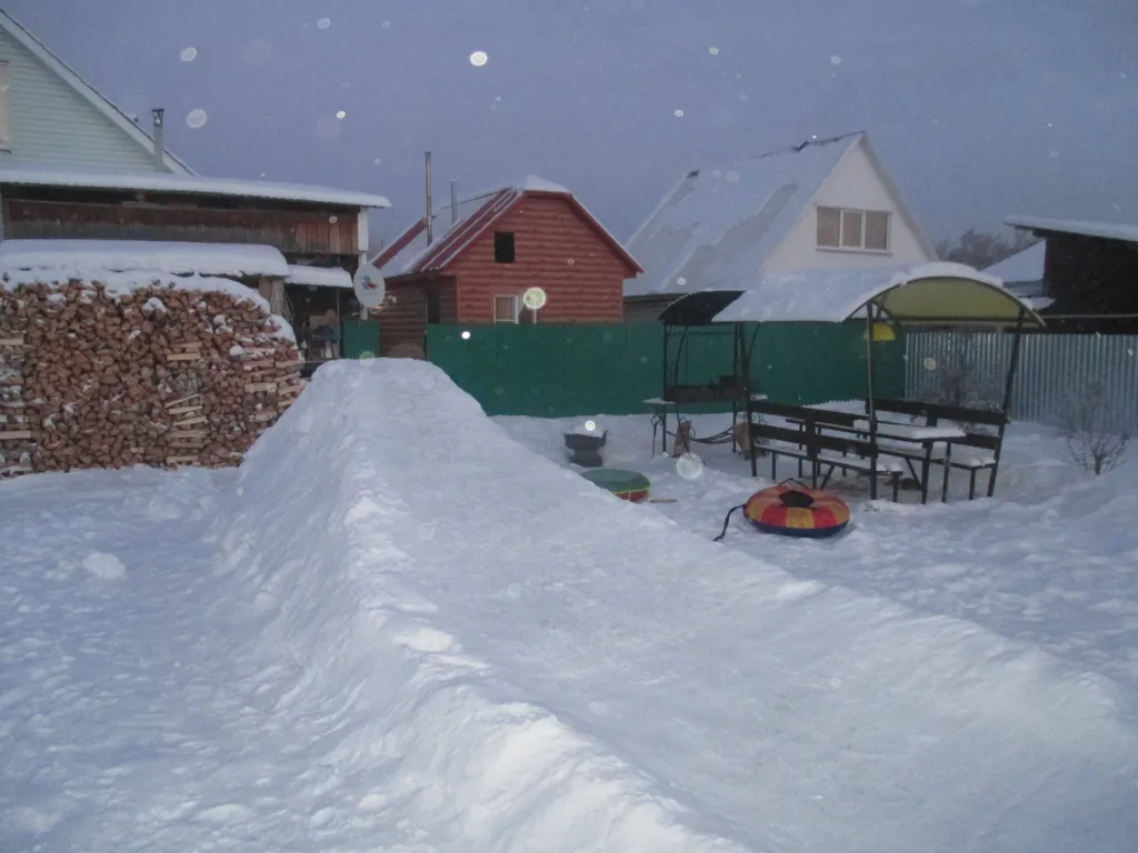 Дом, баня, чан на берегу реки Белой