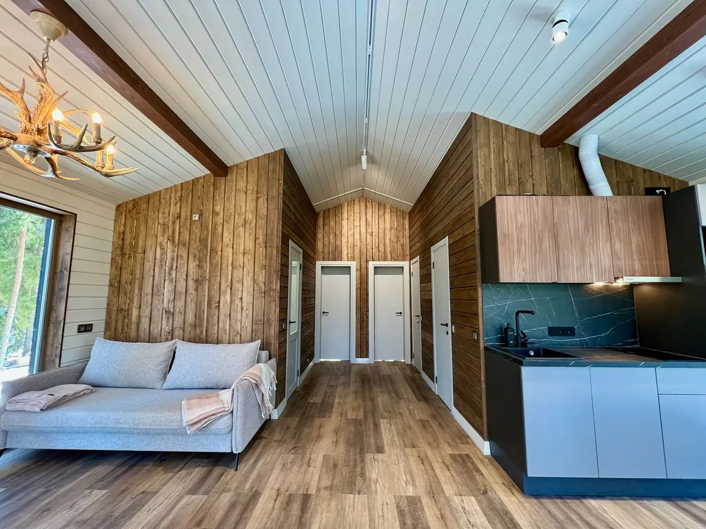 Дом Аура Леса на склоне с большой террасой и видом на лес и реку