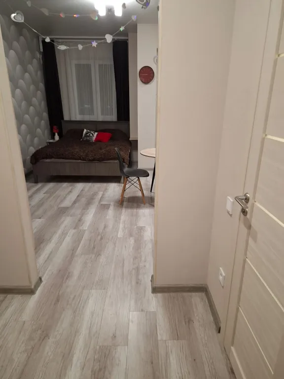 Студия возле аллеи с проигрывателем пластинок