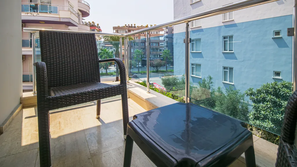 Семейная квартира с бассейном рядом с морем