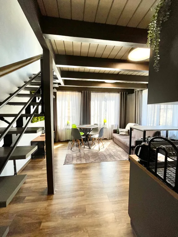 Уютная двухуровневая квартира с видом на горы