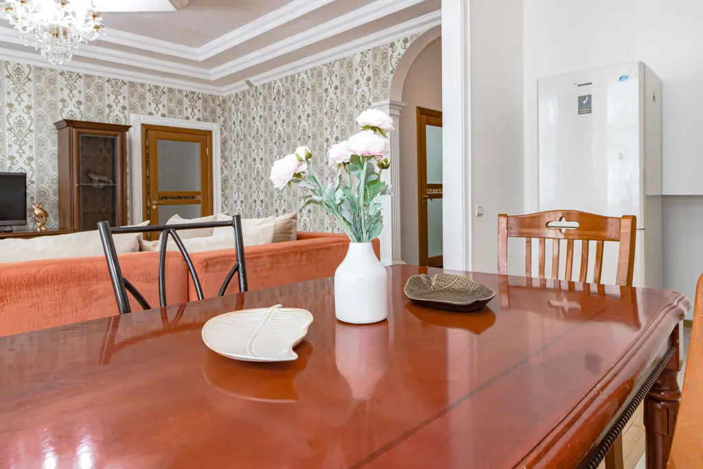 Рядом с Байтереком в золотом квадрате