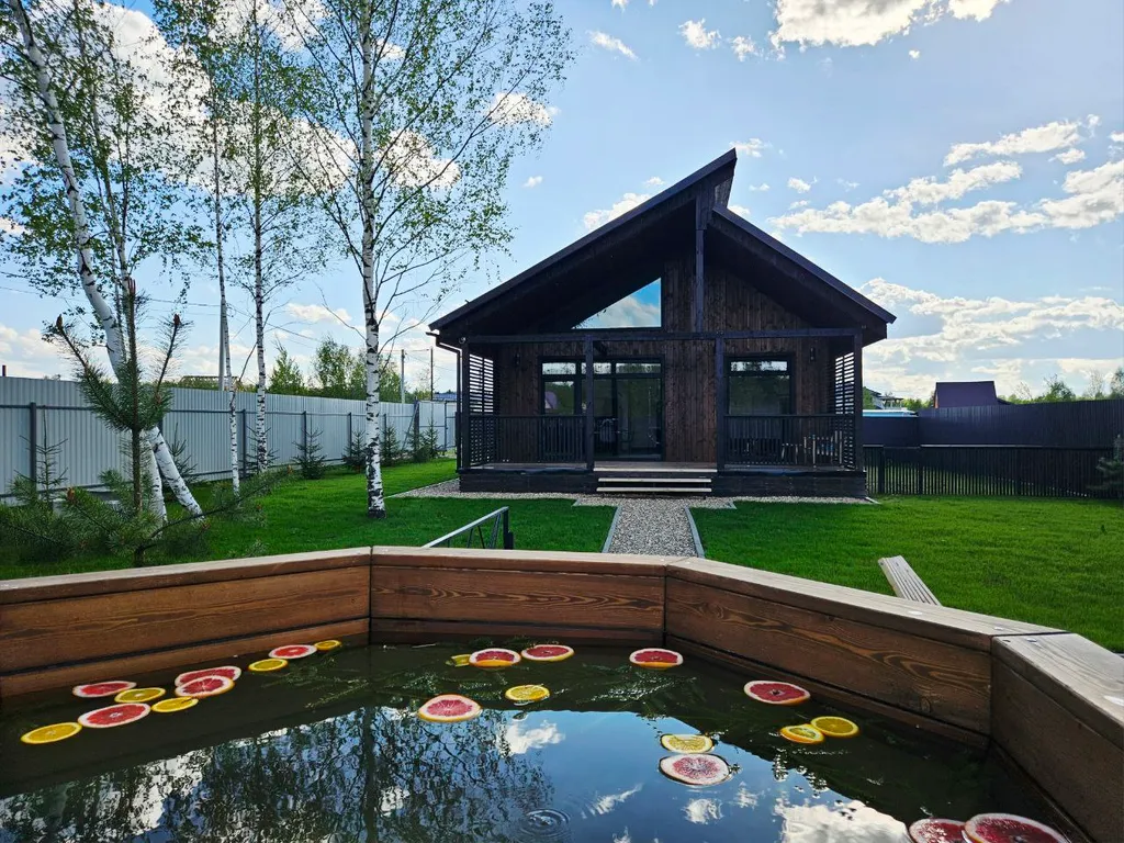 Дом с большой террасой, панорамными окнами, банным чаном и сауной